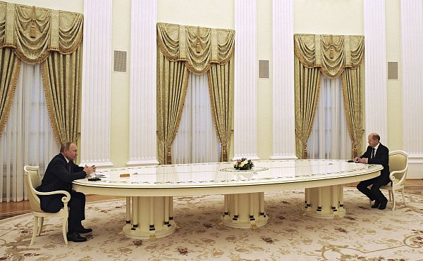Am 15. Februar 2022 sitzen sich der russische Präsident Wladimir Putin und Bundeskanzler Scholz an einem meterlangen Tisch gegenüber. - © imago images/ZUMA Wire