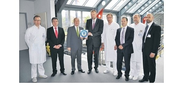 Partner: HDZ-Geschäftsführer Wilhelm Hecker (3.v.l),Dr. Joachim Patt (4.v. l.), stv. Direktor PKV-Verband. Mit im Bild (v.l.) Dr. Michiel Morshuis, Willi Roos, Prof Dr. Jan Gummert, Dr. Ahmet Aker, Dr. Siegfried Eckert und Marc Maßhoff. - © FOTO: NW
