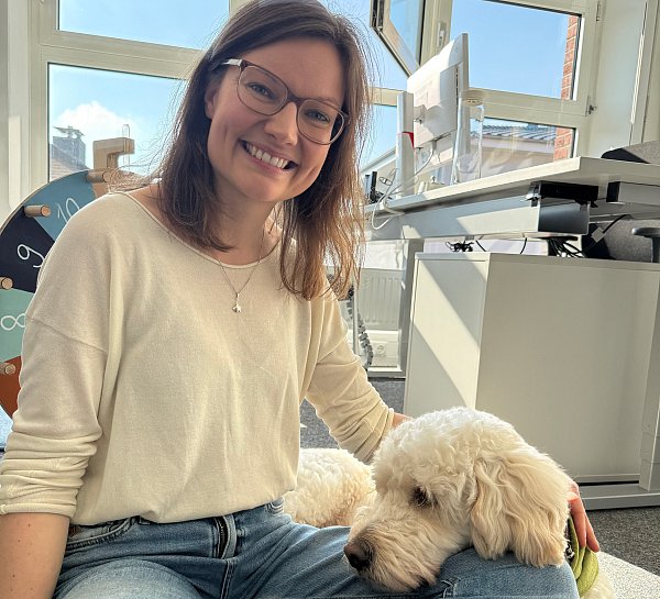 Elmo und Janna Grundke stellen das therapeutisch-pädagogische Begleithundeteam der Regionalen Schulberatungsstelle. - © Kreis Paderborn