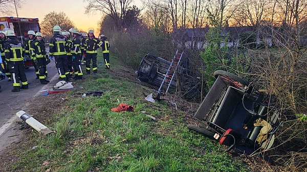 Verkehrsunfall in Stemwede-Dielingen: Die Löschgruppe Haldem-Arrenkamp befreite eine Person mit hydraulischem Rettungsgerät aus dem Auto. - © Feuerwehr Stemwede/Torsten Fischer