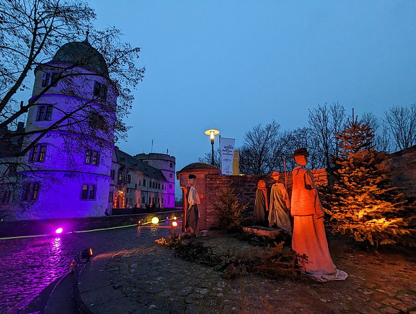Beim Weihnachtsbasar wird die gesamte Burg mit verschiedenen Lichtinstallationen stimmungsvoll angestrahlt. - © Kreismuseum-Wewelsburg
