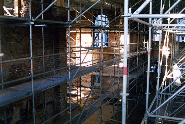 Blick ins Kirchenschiff: Eine frühe Phase des Wiederaufbaus zeigt dieses Foto. Es sind die Baugerüste im Inneren zu sehen. - © Foto: Rüdiger Bartsch