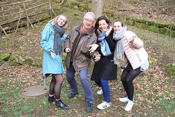 Die Vorfreude von Alina Streitbürger (Regieassistenz, v. l.), Hans-Martin Fröhling (musikalische Leitung), Regisseurin und Choreografin Melanie Herzig sowie Liv Leibmann (Regieassistenz) auf die verrückte Welt des "Kleinen Horrorladens" ist groß. - © Madita Schellenberg