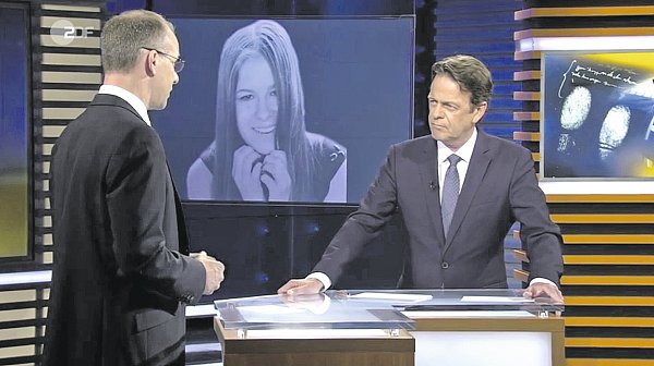 Aktenzeichen XY ungelöst: Der Leiter der Mordkommission, Markus Mertens, mit ZDF-Moderator Rudi Cerne (r.) im Gespräch. - © ZDF