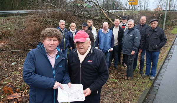 Die Bäume sind gefällt: Willibald Haase (vorne v. l.) und Egon Schönbach fordern mit den Anwohnern eine Verlängerung der Lärmschutzwand um 50 Meter. - © Gerd Schulze