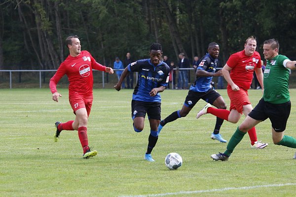 Schnell unterwegs: Christopher Antwi-Adjei (2.v.l.) und Streli Mamba hebeln die Abwehr des Kreisligisten aus. - © Jochem Schulze