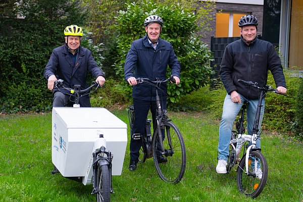 Landrat Christoph Rüther mit einem Lastenrad, Hövelhofs Bürgermeister Michael Berens und Florian Dickgreber (Amt für Wirtschaft & Tourismus) stehen in den Startlöchern. - © Kreis Paderborn