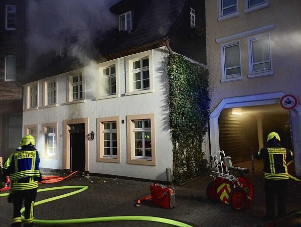 Feuerwehr im Einsatz: Dichter Rauch dringt aus dem Fachwerkhaus in der Credenstraße in Herford, während die Einsatzkräfte die Löscharbeiten koordinieren. - © Claus Frickemeier