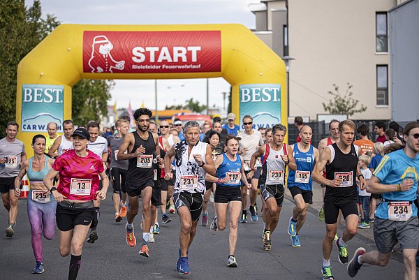 Start der 10 Kilometer-Läufer. Konrad Schulz (231, mitte) hat den zweiten Platz belegt. - © Felix Brenneke