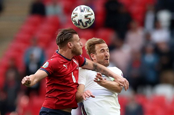 Englands Harry Kane (r) im Kampf um den Ball gegen Tomas Kalas aus Tschechien. - © Nick Potts/PA Wire/dpa