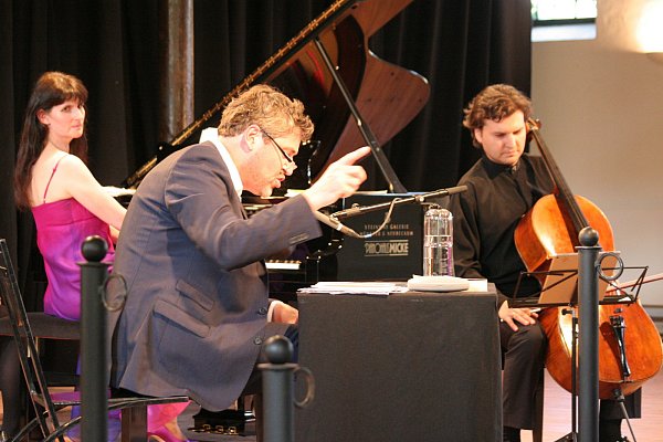 Musik und Literatur: Stephan Szász liest Bulgakow, unterstützt von Elisaveta Blumina am Klavier und Alexander Buzlov am Cello. - © Philipp Tenta