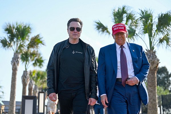 Milliardär Elon Musk an der Seite von Donald Trump. - © Brandon Bell/Pool Getty Images N