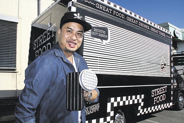 Gewappnet für den Start: Marc Gonzaga mit der Burgerpresse in der Hand. Er erfüllt sich mit dem Food Truck einen Traum und möchte Höxter kulinarisch bereichern. - © Amina Vieth