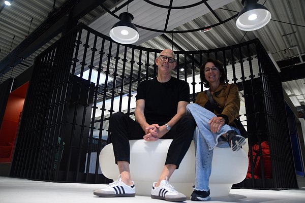 Peter Hoffmann und Petra Blome haben auf dem großen Knopf am Eingang der umgestalteten Halle Platz genommen. - © Mareike Patock
