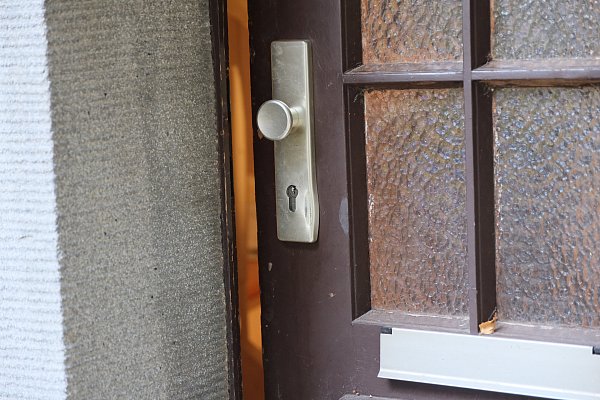 Spezialeinsatzkräfte der Polizei haben bei einem Großeinsatz gegen Drogen- und Waffenhandel am Mittwochmorgen vesehentlich ein falsches Wohnhaus in der Südstadt gestürmt. - © Ulf Hanke