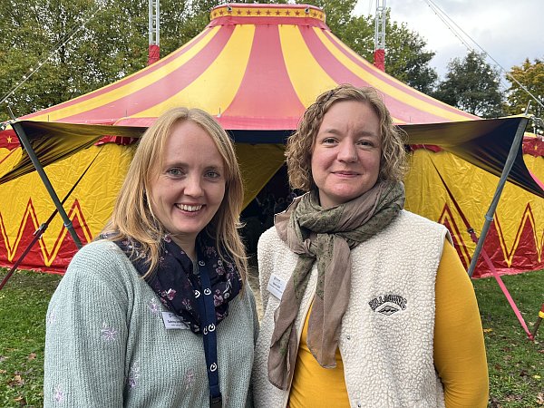 Sabrina Amedick und Marie Soth haben gemeinsam den Inklusiven Zirkus in Paderborn organisiert. - © Verena Freiberg