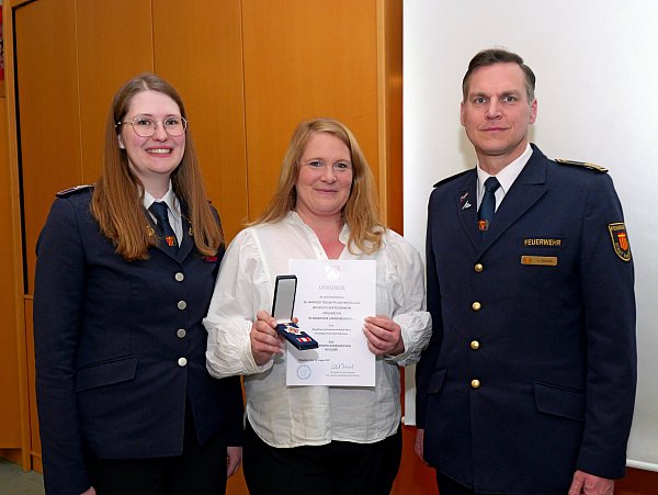 Ludger Schmidt, Leiter der Feuerwehr Paderborn, und Zugführerin Sabria Kruse (l.) zeichnen Katja Klerx mit dem silbernen Ehrenzeichen des Landes Nordrhein-Westfalen für 15-jährige Treue zur Feuerwehr aus. - © Ralph Meyer