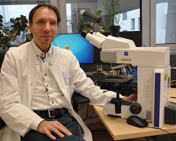 Der Schlüssel der Erkrankung liegt im Knochenmark. Das kann Tobias Gaska unterm Mikroskop sehen. - © Brüderkrankenhaus