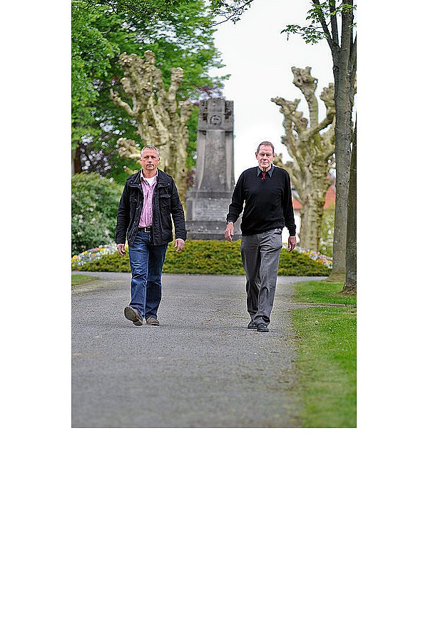 Presbyteriumsvorsitzender Dieter Blanke (l.) und Friedhofsverwalter Hans-Jörg Krauß haben den Kreuzgang mit den Platane passiert und sind unterwegs auf dem Areal. - © FOTOS: BITTNER