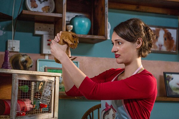 Phoebe Waller-Bridge als "Fleabag" in der ersten Staffel der Serie. - © Luke Varley