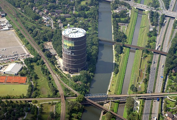 Industrie trifft Inspiration – das Gasometer Oberhausen beeindruckt mit gigantischer Architektur und spektakulären Ausstellungen. - © picture alliance/dpa
