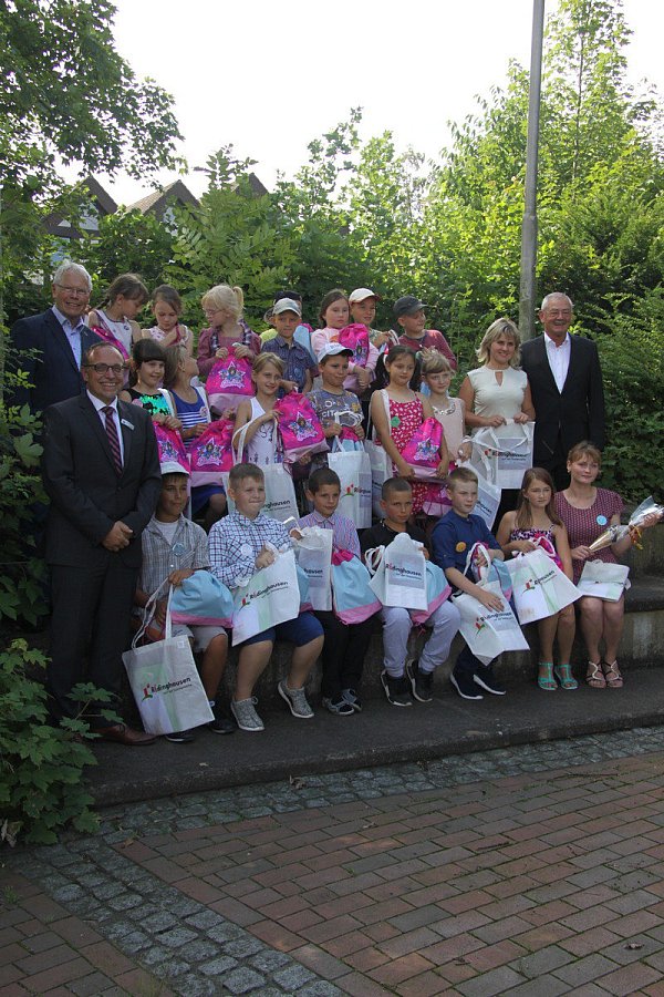 20 Jungen und Mädchen sowie ihre Lehrerinnen Alena Vasiukevich und Alina Khaladtsova aus der Region Tschernobyl besuchen in den Ferien den Kreis Herford. In Empfang genommen wurden sie vom Rödinghausener Bürgermeister Vortmeyer, dem Vorsitzenden des Vereins Kinder aus Tschernobyl in Herford Klaus Wörmann und Siegfried Lux von der Sparkasse Herford. - © Carina Schmihing