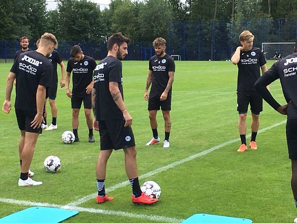 Jonathan Clauss (vorne) im Probetraining bei Arminia Bielefeld. - © Wolfgang Rudolf