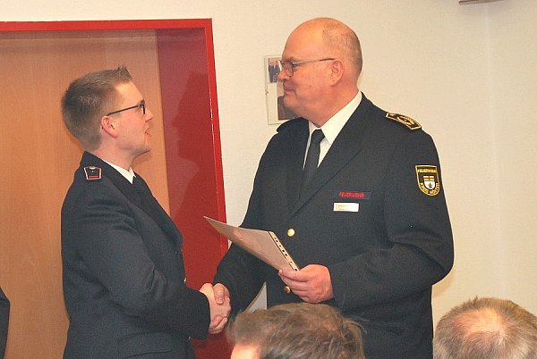 Bei der Ernennung zum neuen Löschgruppenführer: Brandmeister Benedikt Meise (l.) und Feuerwehrleiter Jürgen Schmits. Das Foto entstand bereits vor dem Corona-Kontaktverbot. - © Markus Rolff/FFW Höxter