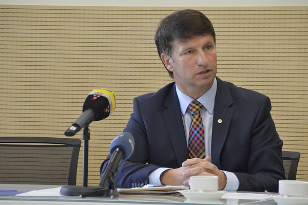 Angespannt: Bürgermeister Michael Stickeln bei der Pressekonferenz im März. Hier stellte er den offenen Brief vor. - © Vivien Tharun