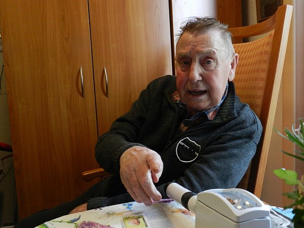 Ein Leben für den Fußball: Walter Szepanski hat in seiner Jugendzeit als Torwart unter dem bekannten Trainer Dettmar Cramer, genannt Napoleon und Weltpokalsieger 1976 mit Bayern, beim FC Schalke 04 trainiert. Der Ennigloher ist heute 87 Jahre alt. - © Thorsten Mailänder