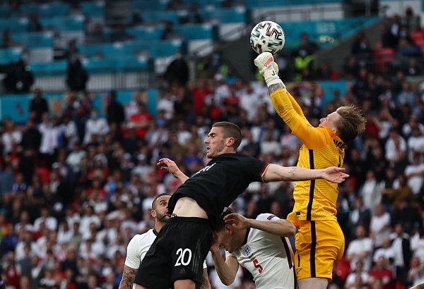England-Keeper Jordan Pickford (r) klärt in der Luft vor DFB-EM-Entdeckung Robin Gosens. - © Christian Charisius/dpa