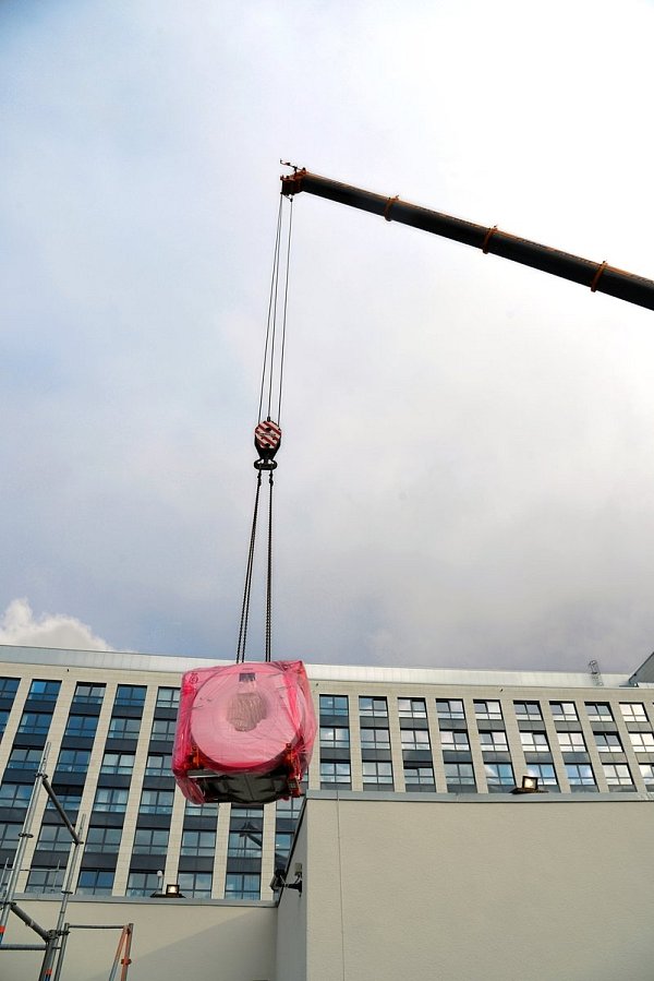 Über neun Tonnen wiegt das neue MRT-Gerät. - © Klinikum