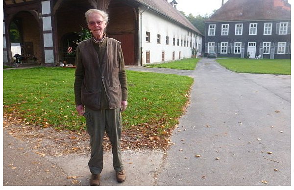 Auf Johan Heinrich Brünings Elternhaus Gut Schledebrück fielen schon im Oktober 1944 die ersten Bomben. Wirtschaftsgebäude (links) und das Herrenhaus (im Hintergrund) waren betroffen. - © FOTO: WILHELM IDE