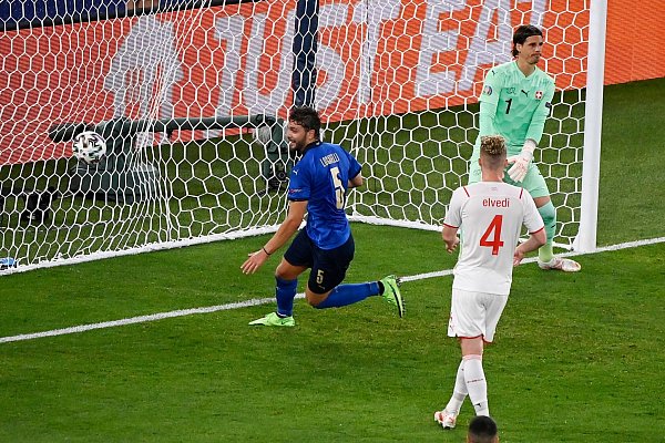Manuel Locatelli (l) hat das Tor zur 1:0-Führung für Italien erzielt. - © Riccardo Antimiani/EPA Pool/AP/dpa