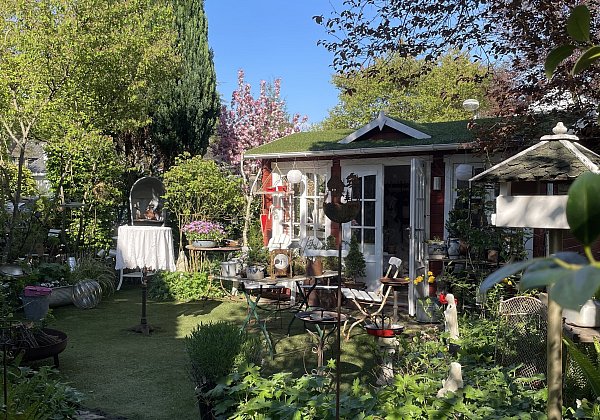 Susanne und Jürgen Kreft aus Gütersloh lieben Vintage-Schätze und Do-it-yourself-Projekte. In ihrem verwinkelten Garten gibt es viel zu entdecken. - © Susanne Kreft