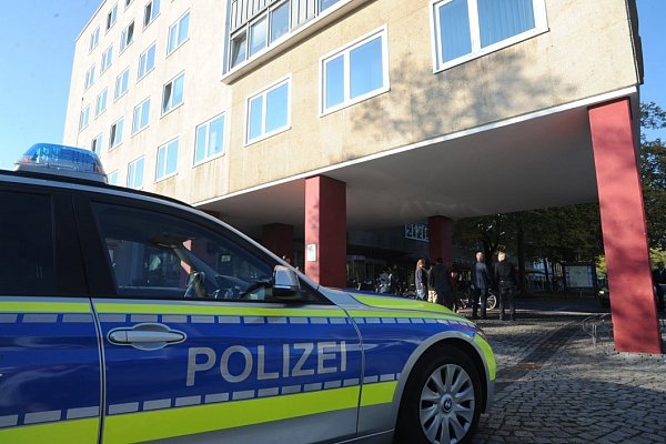 Bereits vor einer Woche sorgte der 24-Jährige vorm Rathaus in Espelkamp für einen ähnlichen Vorfall. - © Joern Spreen-Ledebur