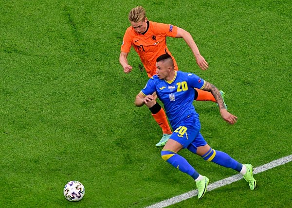 Frenkie de Jong aus den Niederlanden im Laufduell mit dem Ukrainer Olexander Subkow (r). - © Olaf Kraak/EPA Pool/AP/dpa