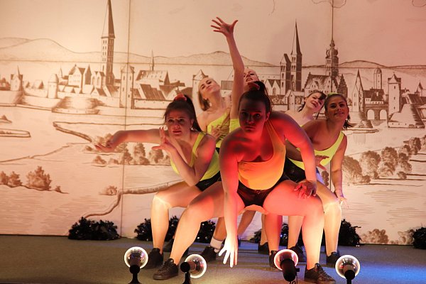 Showtime: Die Twirling- und Cheerleadingformation "Chili Kitten" aus Spenge zeigen Akrobatik und ausgefeilte Tanzchoreographien. - © Alexandra Golfinger