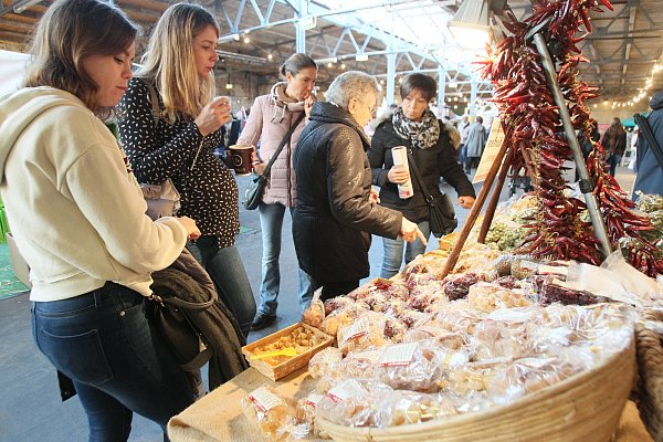 Lecker: Enkel Lara, Mutter Bärbel und Oma Siglinde machten sich einen schönen Tag im Güterbahnnhof und probierten Süßes und Scharfes am Bremer Gewürzstand. - © Peter Steinert
