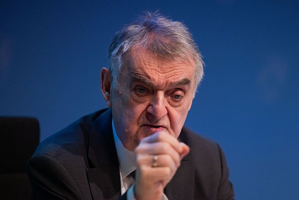 NRW-Innenminister Herbert Reul (CDU) hat jetzt das Lagebild Rechtsextremismus vorgestellt. - © Rolf Vennenbernd/dpa