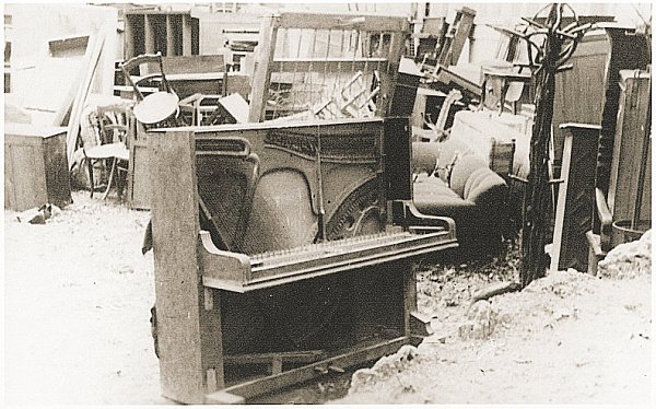 Möbelfriedhof: Fotos um 1946 von Rudi Langer, Stadtarchiv Bad Oeynhausen. - © Stadtarchiv Bad Oeynhausen.