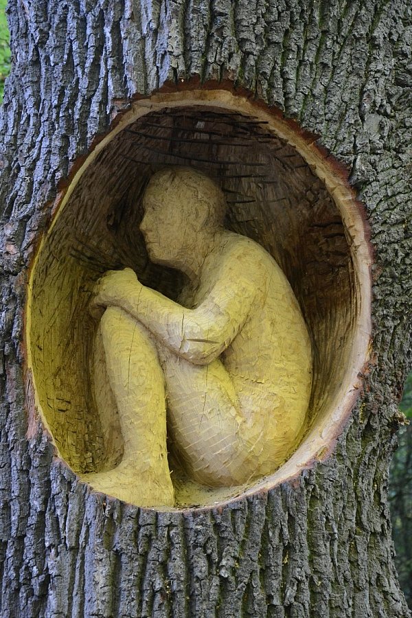 Baum und Mensch: Bildhauer Edvardas Racevicius führt den kleinen Menschen als Schutzsuchenden zurück zur Natur. - © Ann-Britta Dohle