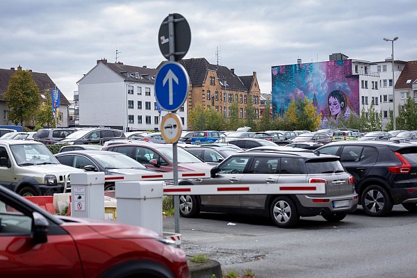 Das Grundstück mit dem Parkplatz an der Florianstraße liegt etwa auf halbem Weg zwischen dem Paderborner Hauptbahnhof und dem Anfang der Fußgängerzone in der Westernstraße. - © Niklas Tüns