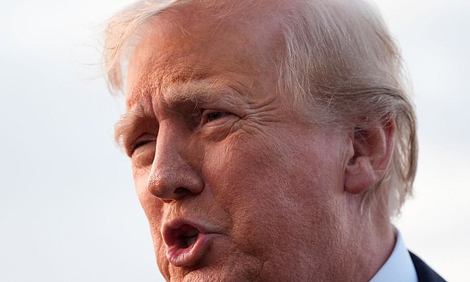 Laut US-Präsident Donald Trump sind bei einem Angriff seines Landes auf ein angeblich mit Drogen beladenes Schiff drei Menschen getötet worden. (Archivbild) - Alex Brandon/AP/dpa
