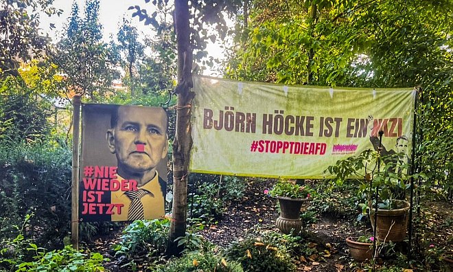 Wegen diesem Banner wird das Ehepaar Lenze seit dem Frühjagr angefeindet. Beim "Runden Tisch gegen Rassismus berichten sie von Morddrohungen und einem Leben mit der Angst. - Neue Westfälische