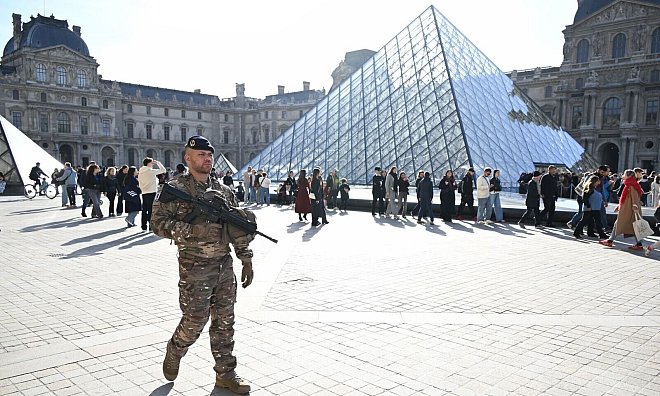 Frankreichs Kulturministerin sagt noch in diesem Jahr neue Sicherheitsmaßnahmen für das Louvre-Museum zu. (Archivbild) - Emma Da Silva/AP/dpa