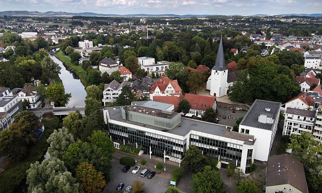 Im Rathaus selbst gibt es so gut wie keine Möglichkeiten mehr, einer Fraktion einen eigenen Raum zur Verfügung zu stellen. Die Raumkapazitäten sind aufgrund von gesetzlich bestimmten und steigenden Anforderungen und dadurch wachsendem Personalstamm, schon seit Jahren ausgeschöpft. - Gerald Dunkel