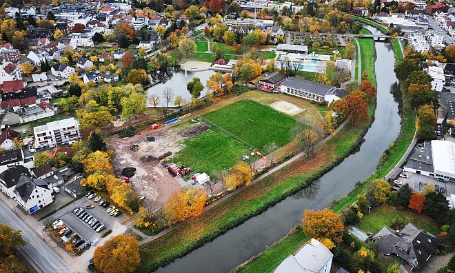 Aktuell dient das alte Else-Stadion der EWB als Lagerfläche für Maschinen und Material. - Gerald Dunkel