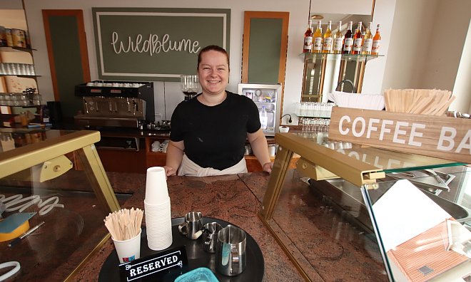 Bianca Rempel am Tresen ihres Cafés „Wildblume“. Ein paar Feinheiten fehlen noch, dann kann es losgehen. - Sigurd Gringel