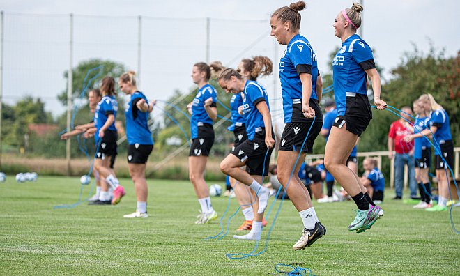 Symbolisch für den Aufschwung im Bielefelder Sport: Arminia Bielefelds Frauen stehen für das Plus der Zahlen des Fußballs wie auch bei den jungen Aktiven und dem Turnen. - Felix Brenneke